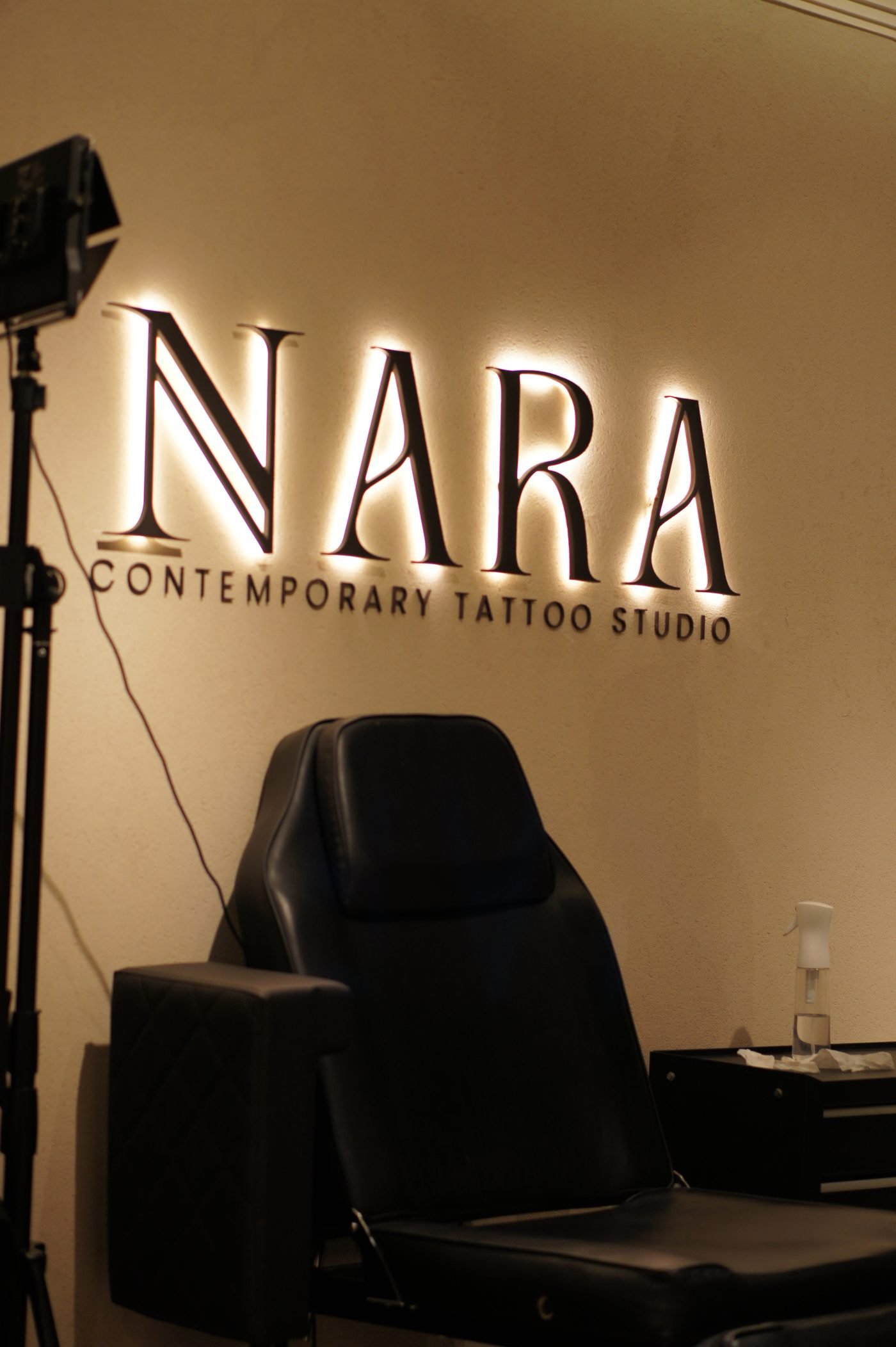 Letrero de NARA en la sala del atelier, Plaza Giardino.