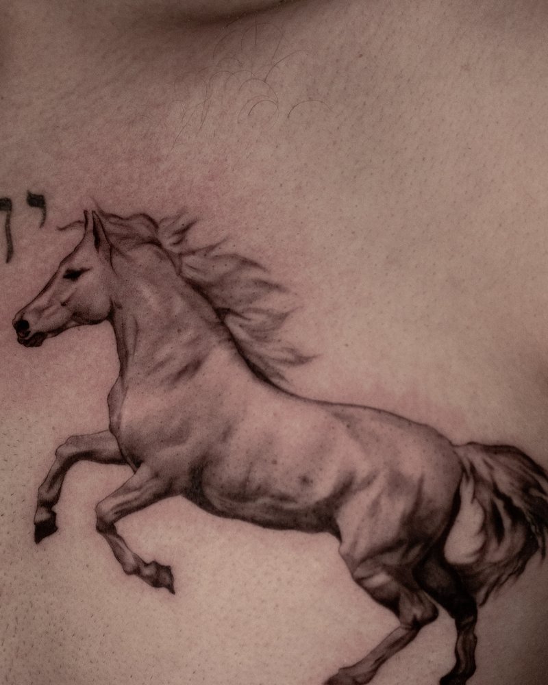 Pieza de Melody Goris: caballo en movimiento, realismo en el pecho