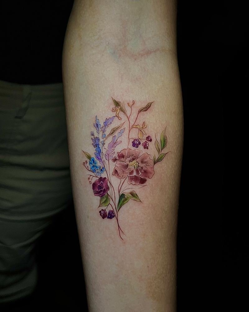 Pieza de Melody Goris: ramo de flores a color con lavanda y bayas, antebrazo