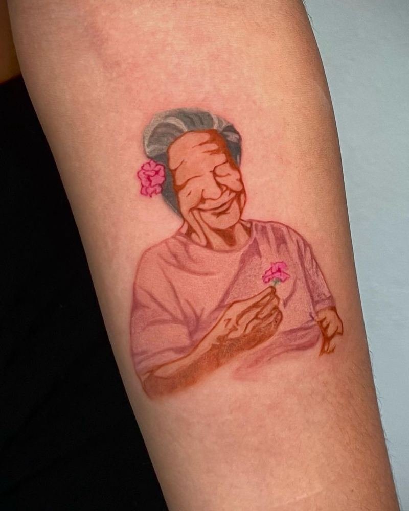 Pieza de Melody Goris: retrato a color de una abuela sonriente con una flor, antebrazo