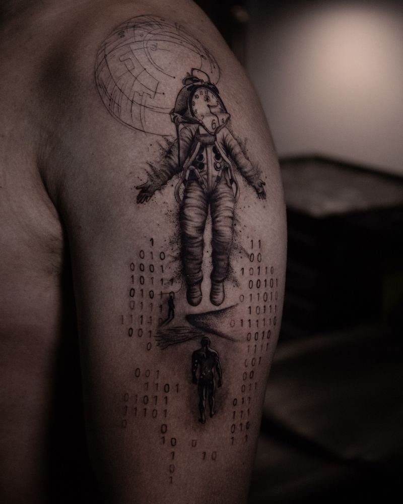 Pieza de Melody Goris: astronauta con reloj y código binario, brazo